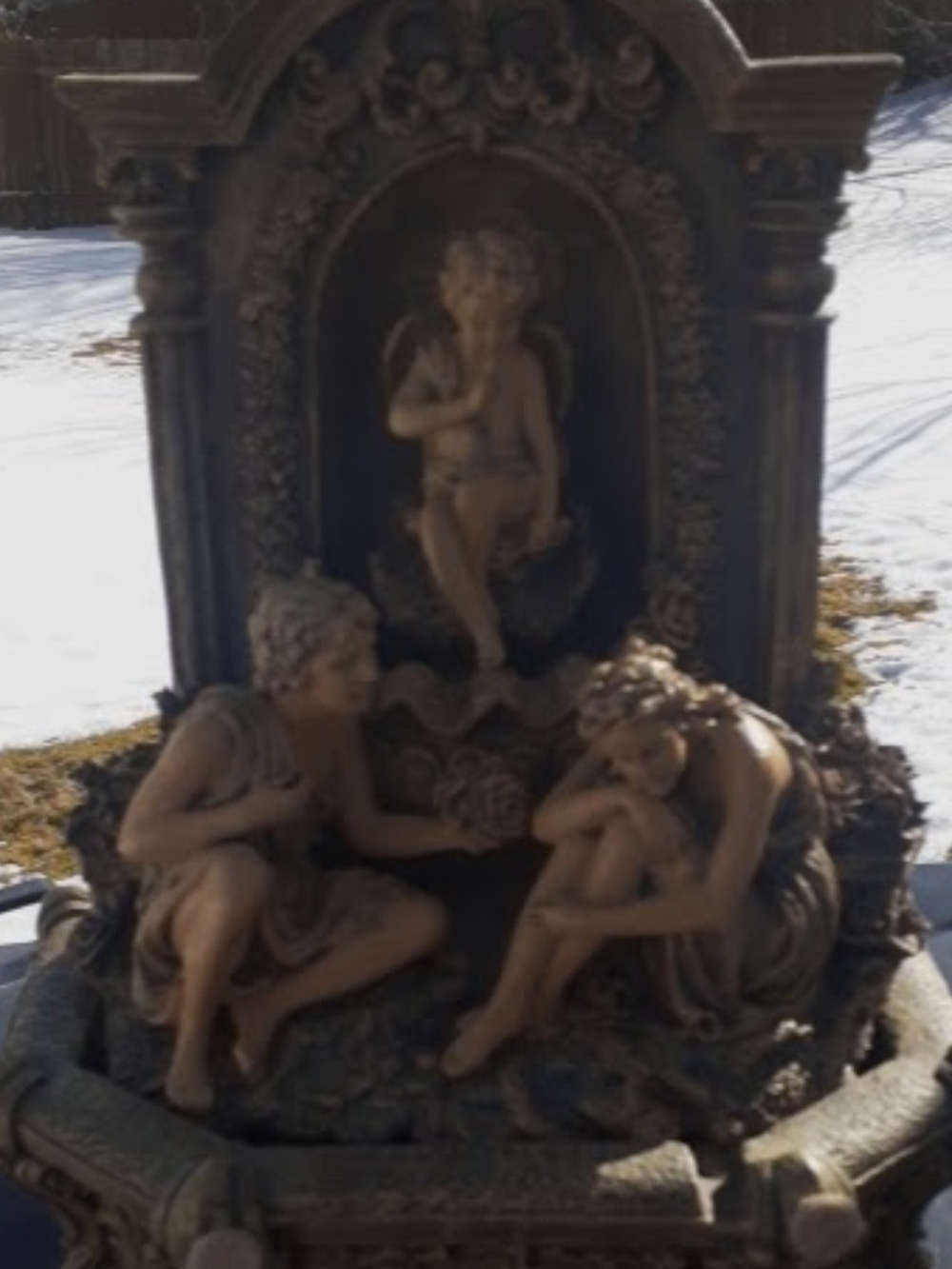 Victorian-Style Bronze Garden Statue Fountain Sculpture - Brown